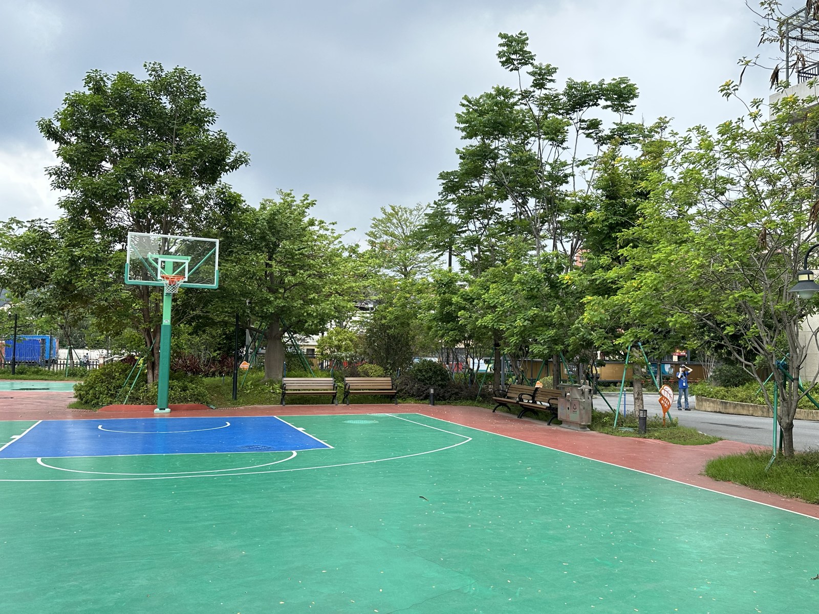 暨港校园运动场实景